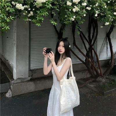 她来自胡志明市